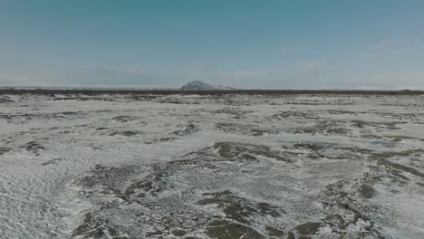 Rocas-Heladas-De-Un-Frío-Campo-Invernal-En-La-Desolada-Islandia---Antena