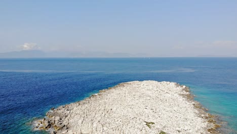 Weitreichende-Aussicht-Auf-Das-Meer-Am-Felsigen-Ufer-Des-Emplisi-Strandes-Auf-Der-Insel-Kefalonia,-Griechenland