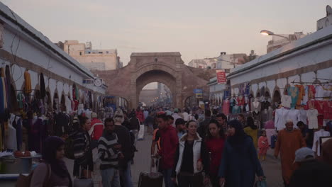 Menschenmenge-Bewegt-Sich-Bei-Sonnenuntergang-Durch-Die-Medina-Market-Street-In-Essaouira,-Mexiko