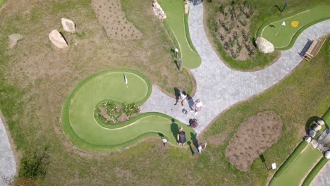 Grupo-De-Amigos-Jugando-Al-Golf-En-Un-Resort-En-Los-Países-Bajos