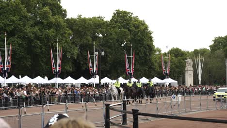 La-Policía-Se-Reunió-Montada-A-Caballo-Entre-Multitudes-Y-Carpas-De-Transmisión-Fuera-Del-Palacio-De-Buckingham-Después-De-La-Muerte-De-La-Reina-Isabel-II.