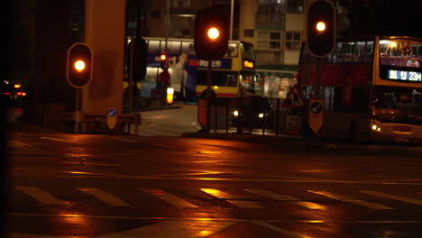 Hongkong--07-De-Agosto-De-2022:-Gente-Por-La-Noche-Caminando-A-Través-De-La-Cruz-De-Cebra-Cuando-La-Luz-Roja-Está-Encendida