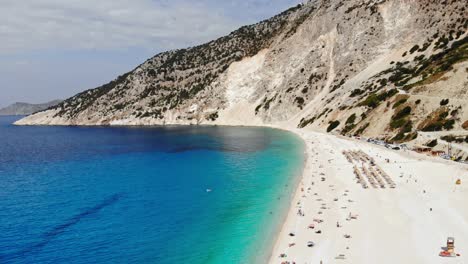 Océano-Azul-Prístino-Y-Espectaculares-Acantilados-De-La-Playa-De-Myrtos-En-Pylaros,-Kefalonia,-Grecia