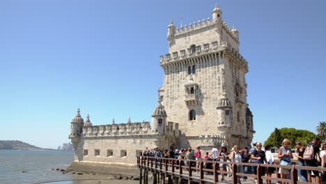 Torre-De-Belém-En-La-Ciudad-De-Lisboa-Durante-La-Temporada-De-Vacaciones-Con-Muchos-Turistas