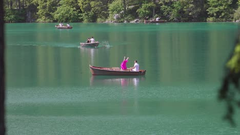 Eine-Frau,-Die-Ihr-Outfit-Auf-Einem-Ruderboot-Auf-Dem-Pragser-Wildsee-Wechselt