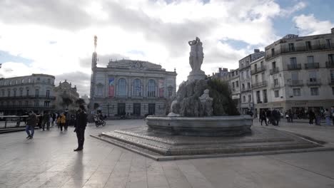 Brunnen-Der-Drei-Grazien-Montpellier,-Der-Kardanischen-Schuss-Herstellt