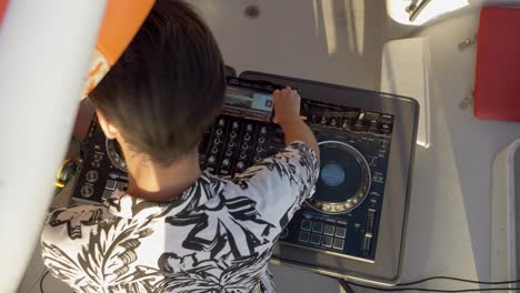 DJ-Tocando-Música-En-Una-Fiesta-De-Bodas-En-Un-Catamarán