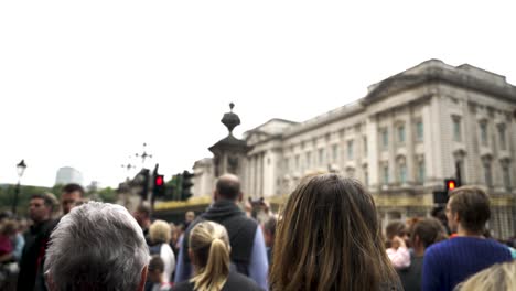 Multitudes-Esperando-Para-Acercarse-A-Las-Puertas-Del-Palacio-De-Buckingham-El-10-De-Septiembre-De-2022