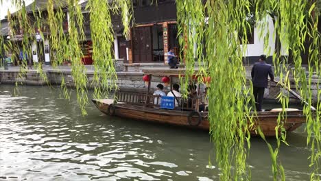 Reisegruppe,-Die-Mit-Einem-Traditionellen-Chinesischen-Boot-Im-Kanal-Reist