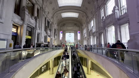 Viele-Menschen-Und-Geschäftige-Menschenmassen-Auf-Der-Rolltreppe-Mailand-Hauptbahnhof