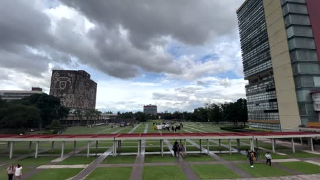 Toma-De-Vista-De-La-Explanada-Principal-De-La-Universidad-Nacional-Autonoma-De-Mexico