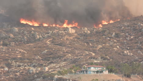 Incendios-Forestales-En-Llamas-Que-Amenazan-Viviendas-En-Las-Tierras-Altas-De-California,-Al-Oeste-De-EE.UU.