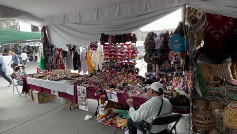 Foto-De-Vendedores-De-Artesanías-Indígenas-En-El-Zócalo-De-La-Ciudad-De-México