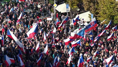 Banderas-Checas-Y-Comunistas-Ondearon-En-Manifestación-Masiva-En-Praga