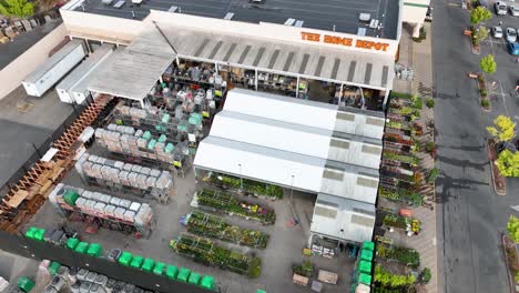 Toma-Aérea-De-La-Sección-De-Jardinería-Al-Aire-Libre-De-Home-Depot