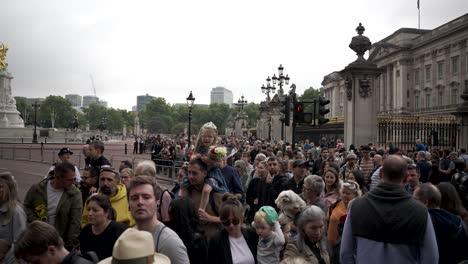 Una-Toma-Panorámica-De-La-Multitud-De-Personas-Haciendo-Cola-Para-Presentar-Sus-Respetos-Finales-A-La-Reina-Isabel-En-El-Palacio-De-Buckingham,-Londres,-Inglaterra