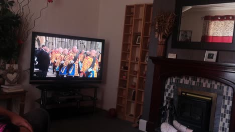 Público-Viendo-El-Servicio-Funerario-Ceremonial-De-Su-Majestad-La-Reina-Isabel-Transmitido-En-La-Televisión-Británica-En-Casa