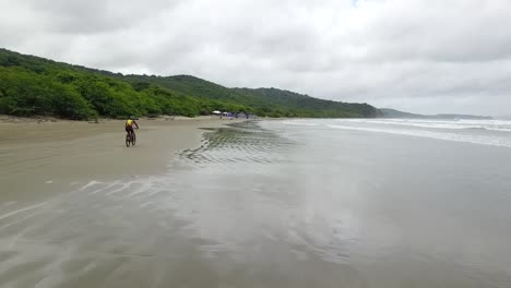 Drohnen-Luftvideo-In-Nicaragua-Beach,-San-Juan-Del-Sur,-Palm,-Managua,-Rivas,-Radfahrer-Am-Strand,-Matagalpa,-Mittelamerika,-Tourismus