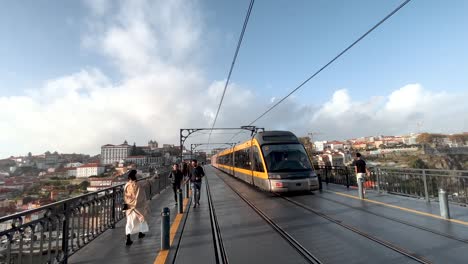 Porto-Portugal-Pov-Spaziergang-über-Die-Berühmte-Aussichtsbrücke-Ponte-Luis-I