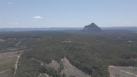 Monte-Beerwah-Rodeado-De-Un-Exuberante-Bosque-Verde-En-La-Costa-Del-Sol,-Sureste-De-Queensland,-Australia