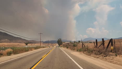 Hemet,-Kalifornien,-Usa-7.-September-2022:-Straße-Mitten-Auf-Einem-Hügelabschnitt-Nach-Einem-Massiven-Brand