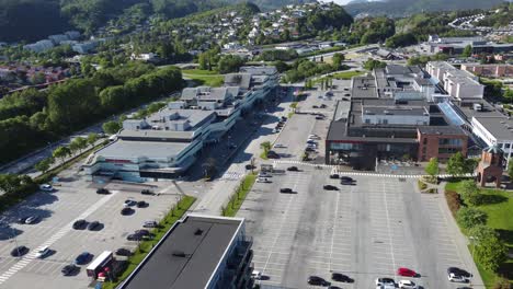 Centro-Comercial-Asane-Y-Autopista-A-La-Ciudad-De-Bergen-Visto-Desde-El-Aire---Antena-De-Un-Día-Soleado-De-Verano