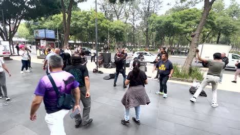 Foto-De-Gente-Bailando-En-La-Calle-En-El-Centro-De-La-Ciudad-De-México