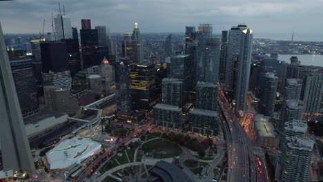 Vista-Aérea-Del-Museo-Del-Ferrocarril-Y-Los-Edificios-En-El-Núcleo-Sur,-Toronto,-Sombría-Tarde-De-Otoño-En-Canadá---Retroceder,-Tiro-Con-Drones