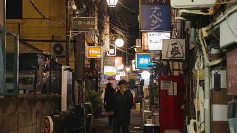 Vida-Nocturna-Japonesa-En-Golden-Gai,-Arroyo-Para-Beber-Shinjuku