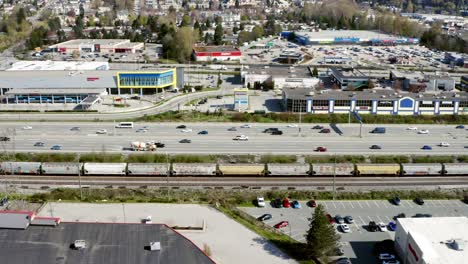 Vista-Aérea-De-Vehículos-A-Toda-Velocidad-En-La-Autopista-Transcanadiense-En-Coquitlam,-Columbia-Británica,-Canadá