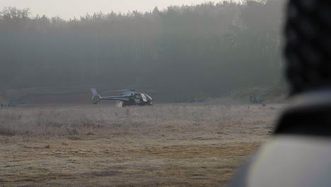 Helicóptero-De-Unidades-Especiales-De-La-Policía-Aterrizó-En-El-Campo-En-Un-Paisaje-Brumoso