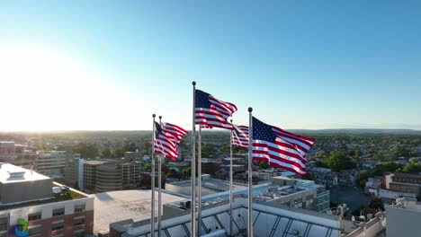 Edificio-Ppl-En-Allentown-Con-Banderas-Americanas