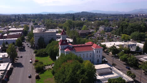 Drone-Orbita-Alrededor-Del-Histórico-Palacio-De-Justicia-En-Corvallis,-Oregon