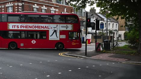 TFL-22-Bus-Arriving-back-to-Putney-at-the-Spencer-Pub,-London,-United-Kingdom