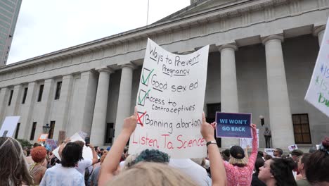 Los-Manifestantes-Se-Reúnen-En-El-Capitolio-De-Ohio-Para-Protestar-Contra-La-Corte-Suprema-Derribando-Roe-Vs