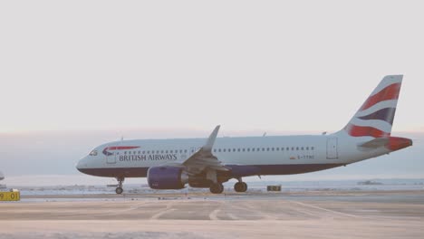 Airbus-A320-Neo-De-British-Airways-De-Rodadura-Hacia-La-Pista-Del-Aeropuerto-Para-Despegar