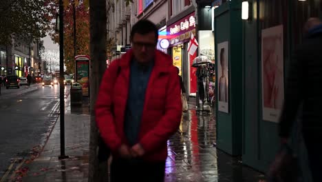 It's-a-rainy-day-before-Christmas-here-on-Oxford-Street,-London,-United-Kingdom