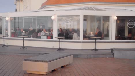 Gente-Comiendo-En-El-Restaurante-A-Lo-Largo-Del-Paseo-Marítimo-De-La-Ciudad-Costera-Belga-De-Haan