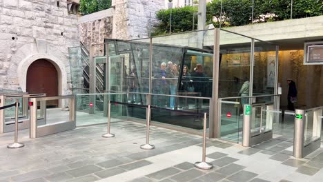 Ljubljana-Castle-Funicular-Railway-arriving-at-the-station-in-Ljubljana,-Slovenia