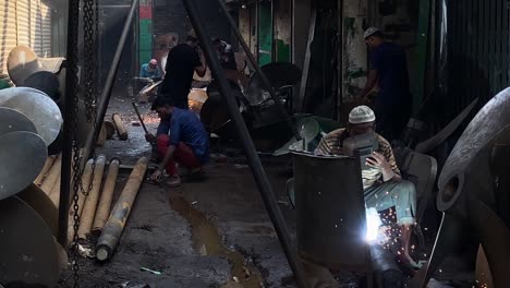 Trabajadores-Soldando-En-El-Taller-De-La-Fábrica-De-Construcción-Naval-En-Dhaka,-Bangladesh