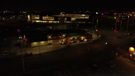 Comida-Rápida-Mcdonalds-En-Coche-Volando-Por-La-Noche-Sobre-La-Vista-Aérea-De-La-Ciudad-Del-Norte-Del-Reino-Unido