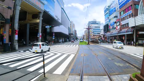 Punto-De-Vista-Del-Tranvía-Conduciendo-A-Través-De-Tenmonkan-En-Kagoshima,-Japón