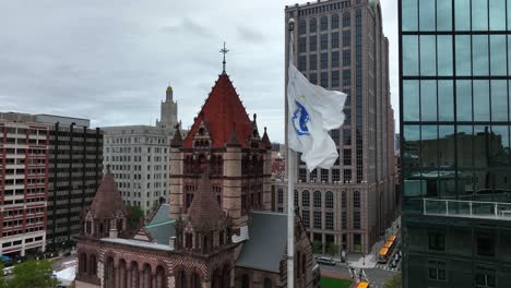 Massachusetts-Flagge-An-Der-Dreifaltigkeitskirche-In-Boston-MA
