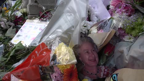 Menschen-Hinterlassen-Blumen-An-Einem-Denkmal-Für-Die-Königin-Am-Eingang-Zum-St.-James-Park-In-London,-Großbritannien