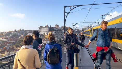 Porto-Portugal-Pov-Caminar-Sigue-A-La-Mujer-Con-Chaqueta-Azul-Sobre-El-Famoso-Puente-De-Vista-Ponte-Luis-I