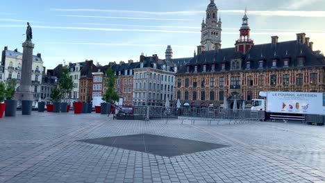 Caminando-En-La-Plaza-General-De-Gaulle-Por-La-Mañana-En-Lille,-Francia