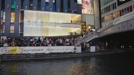 Canal-Dotonbori-En-El-Centro-De-Osaka,-La-Gente-Se-Alinea-En-Las-Calles-Para-La-Noche-De-Halloween