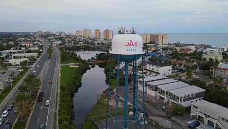 Jacksonville-Beach-Fl-Water-Tower-Y-A1a-Al-Atardecer---órbita-Aérea-Descendiendo-Lentamente