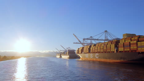 MSC-Containerschiff-Angedockt-Im-Hafen-Von-Oakland-Mit-Strahlender-Sonne-Im-Hintergrund