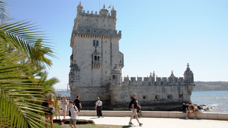 Alter-Belem-turm-Von-Lissabon-Eine-Touristenattraktion-Neben-Palmblatt